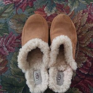 Ugg lined clogs. Great foot warmers!
